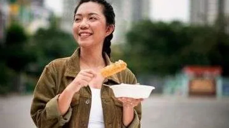 Ini Akibatnya jika Sering Makan dan Minum sambil Berdiri