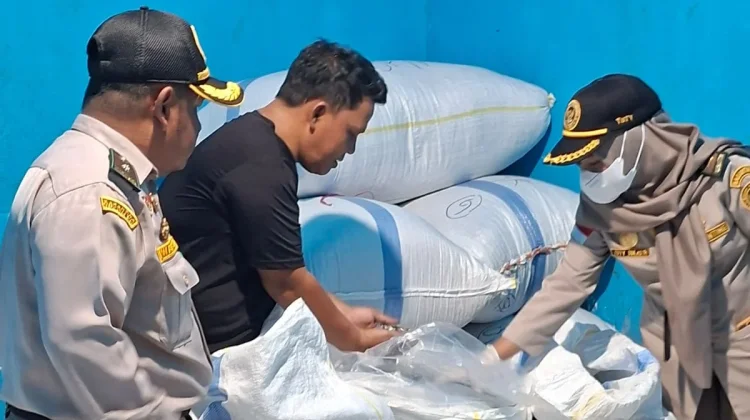 Karantina Kepri Sertifikasi 9,2 Ton Ikan Teri Kering