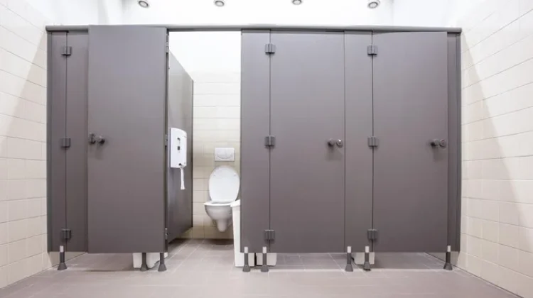 Fungsi Celah di Bawah Pintu Toilet Umum yang Jarang Diketahui