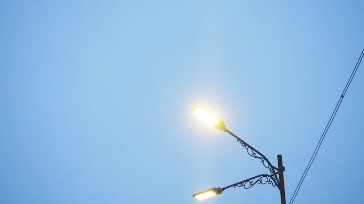 Asal Usul Warna Lampu Jalan, Dari Kuning Hangat hingga Putih Terang