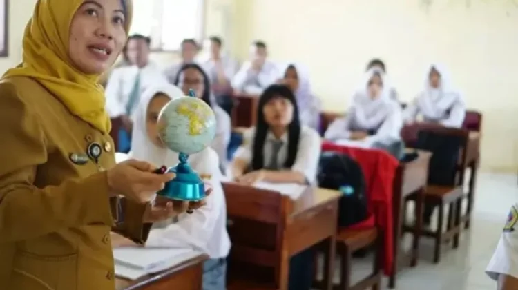 [Hoaks] DPR Sepakati Gaji Guru 5 Juta Sebulan