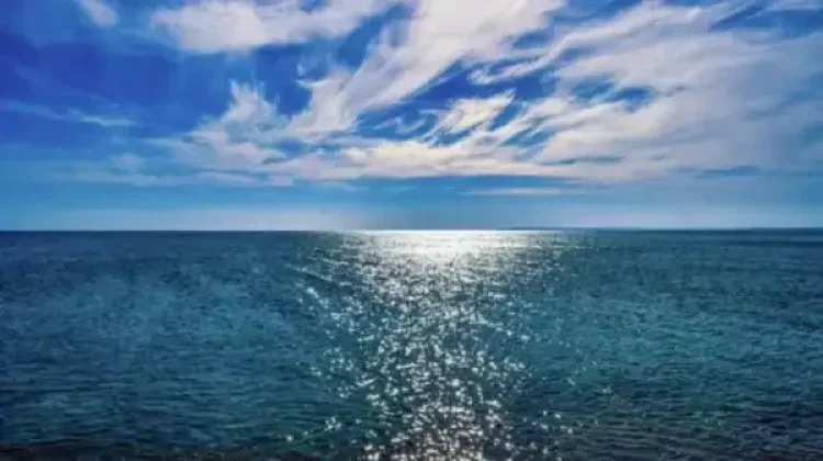Mengapa Warna Air Laut Warnanya Biru? Ini Penjelasannya