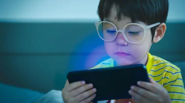 Paparan Sinar Biru Ancam Kesehatan Retina