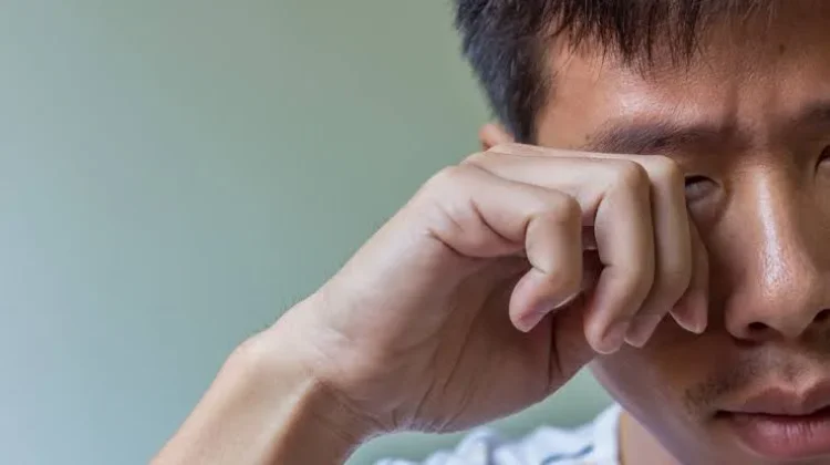 Kebiasaan Mengucek Mata Tingkatkan Risiko Infeksi