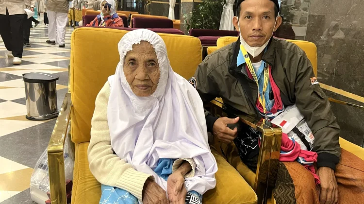 Di Usia 83 Tahun, Mbah Jumirah Tiba di Tanah Suci dengan Doa untuk Keluarga