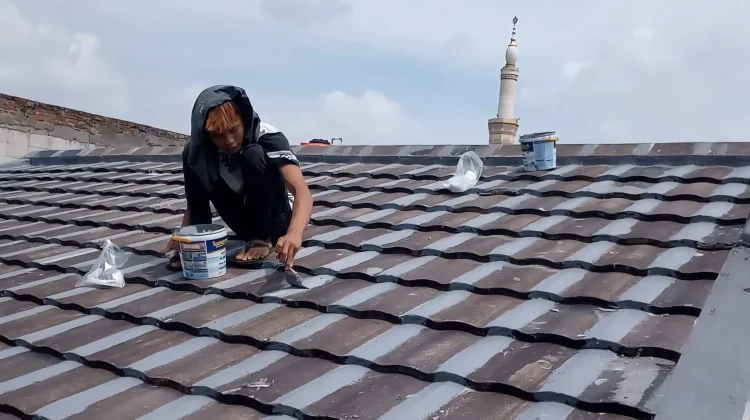 Tips Memperbaiki Atap Rumah yang Mulai Bocor