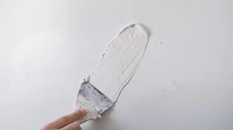 Ada Retakan Kecil di Dinding Rumah? Lakukan Ini !
