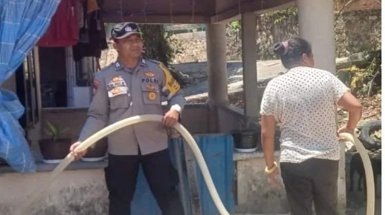 Polsek Batu Ampar Pantau Distribusi Air Bersih Hari ke-95