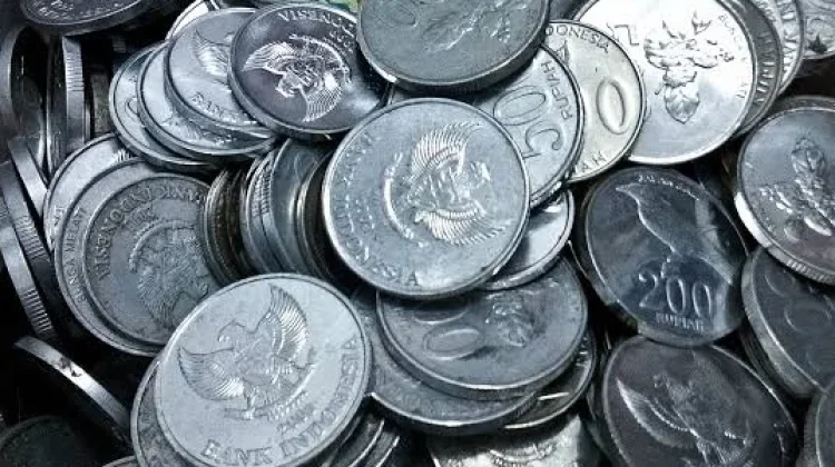 Benarkah Membuang Uang Bisa Dipenjara? Ini Penjelasannya