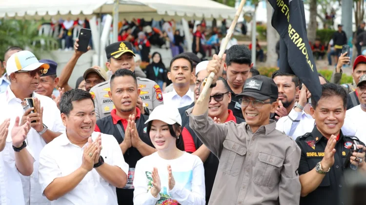 Keceriaan Amsakar-Li Claudia bersama Buruh Batam