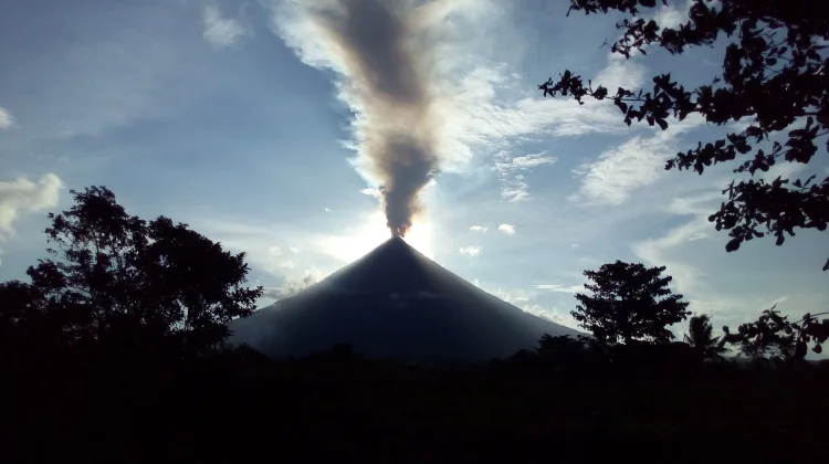 Ratusan Keluarga di Filipina Mengungsi akibat Abu Vulkanik Gunung Mayon
