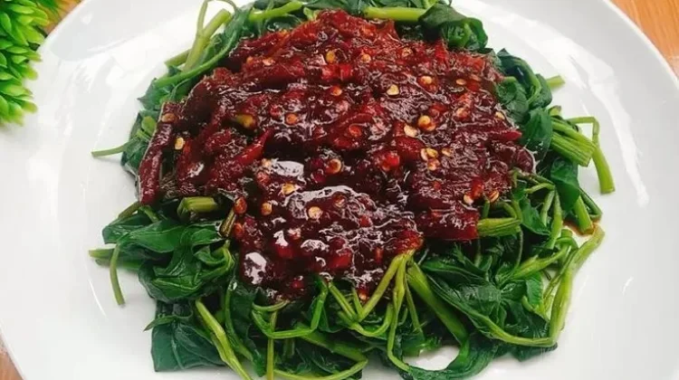 Rujak Kangkung, Sensasi Segar Pedas yang Menggugah Selera