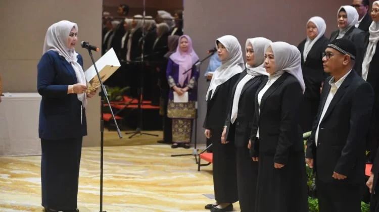 Dewi Kumalasari Ansar Kukuhkan Pengurus Baru YKI Batam