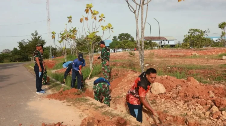Danlanud Hang Nadim Pimpin Karya Bhakti Bersihkan Drainase