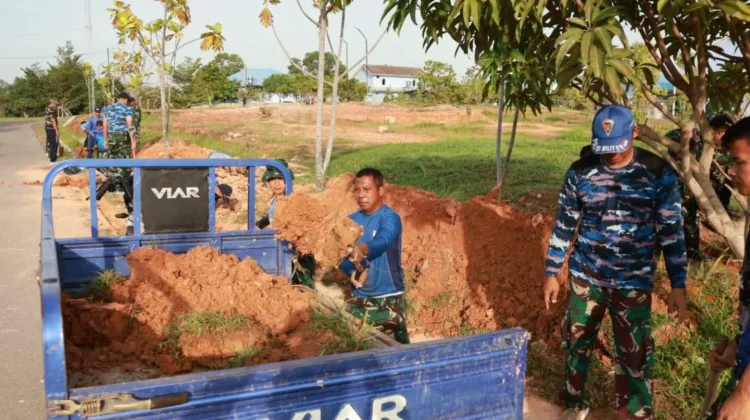 Danlanud Hang Nadim Pimpin Karya Bhakti Bersihkan Drainase