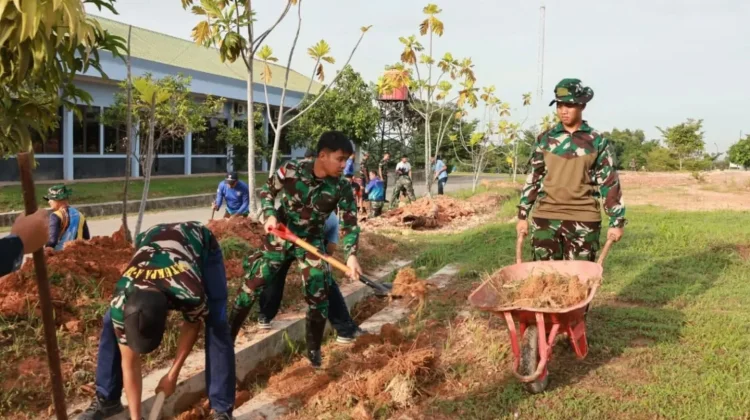 Danlanud Hang Nadim Pimpin Karya Bhakti Bersihkan Drainase