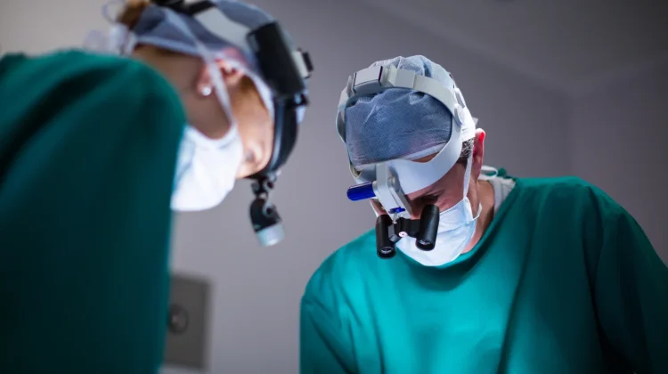 Dokter Singapura Berhasil Angkat Tumor Otak Lewat Mata