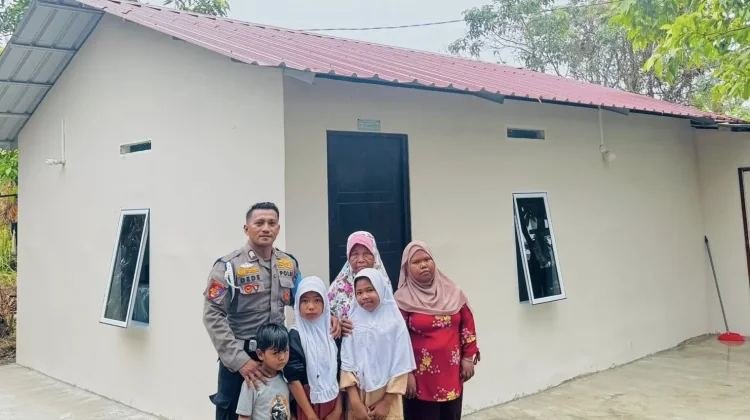Brigpol Yohanes, Kisah Inspiratif Polisi Karimun Peduli Masyarakat Tidak Mampu