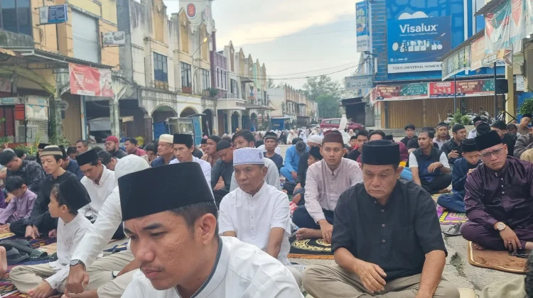 Ratusan Warga Perum Puri Malaka Shalat Ied di Lapangan Parkir Cipta Puri