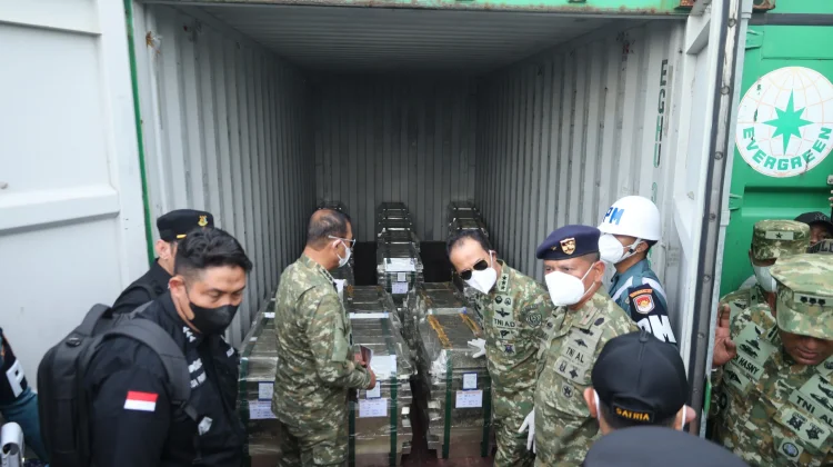 Kasum TNI Tinjau Barang Bukti Penyelundupan LTJ Ilegal