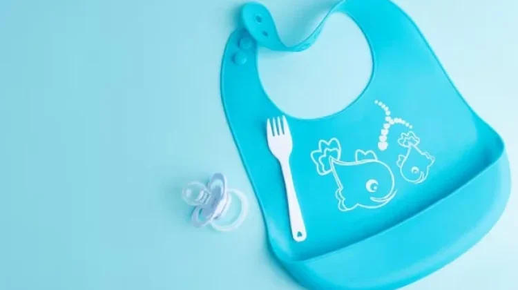 Jangan Asal Cuci, Ini Cara Membersihkan Celemek Bayi Silikon yang Benar