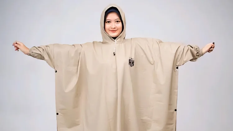 Cuaca Tak Menentu, Mending Sedia Poncho atau setelan jas di Motor sebelum Hujan?
