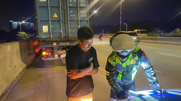 Truk Trailer Langgar Aturan, Polisi Batam Kedepankan Edukasi Keselamatan
