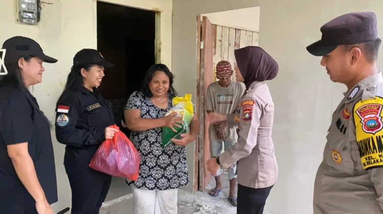 Polisi dan Komunitas Sosial Bagikan Sembako untuk Warga Kurang Mampu di Belakang P