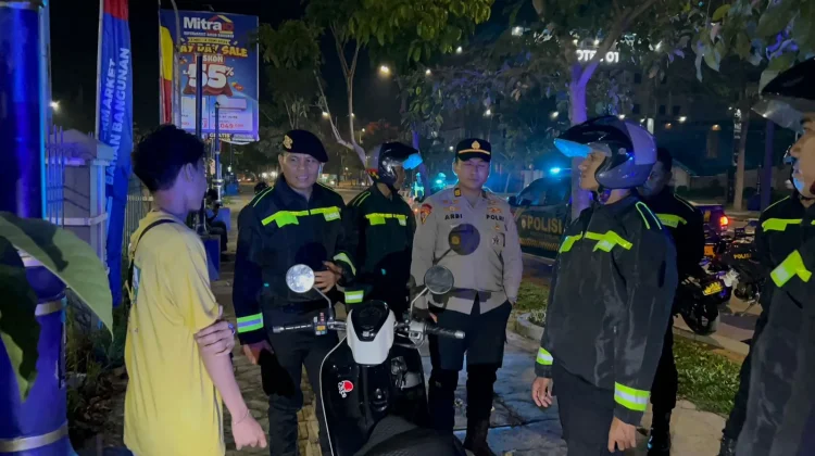 Polisi Bubarkan Remaja Nongkrong Larut Malam
