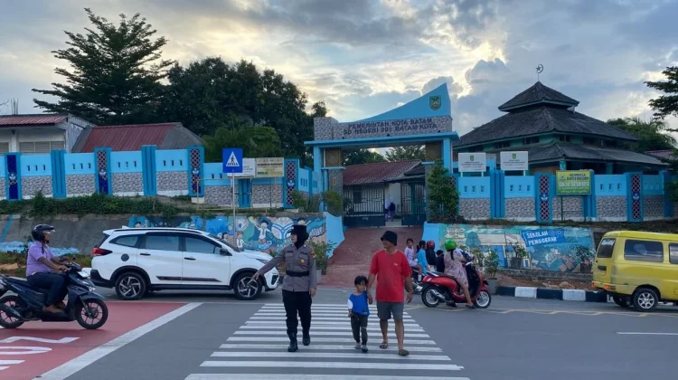 Polwan Barelang Kawal Keselamatan Siswa Saat Pulang Sekolah