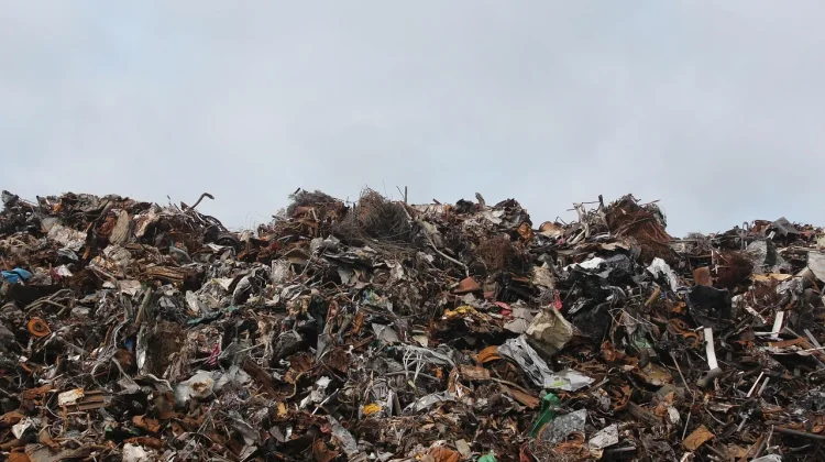 Sampah Plastik Masih Menjadi Tantangan Pengelolaan Lingkungan di Indonesia