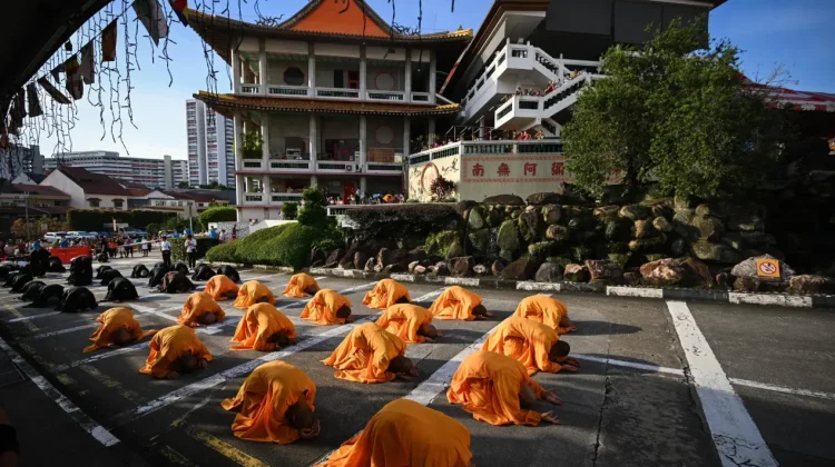 Ribuan Umat Buddha Ikuti Ritual “Tiga Langkah Satu Sujud” di Singapura