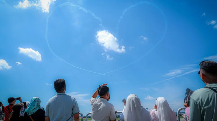Jupiter Aerobatic Team Memukau Publik Brunei Darussalam
