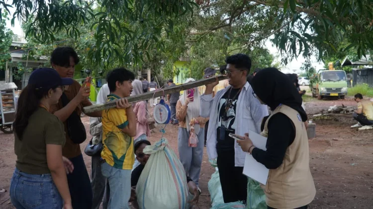 Ratusan Relawan Bersihkan Pesisir Tanjung Uma, Hampir Satu Ton Sampah Terkumpul