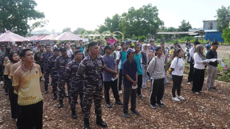 Ratusan Relawan Bersihkan Pesisir Tanjung Uma, Hampir Satu Ton Sampah Terkumpul