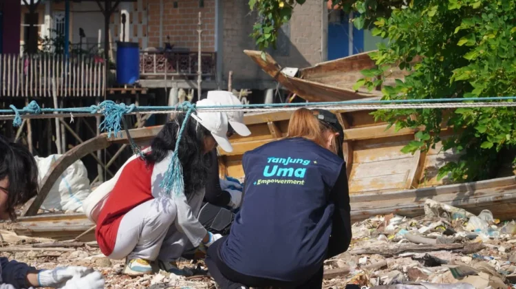 Ratusan Relawan Bersihkan Pesisir Tanjung Uma, Hampir Satu Ton Sampah Terkumpul