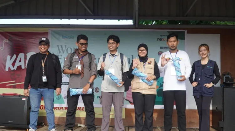 Ratusan Relawan Bersihkan Pesisir Tanjung Uma, Hampir Satu Ton Sampah Terkumpul