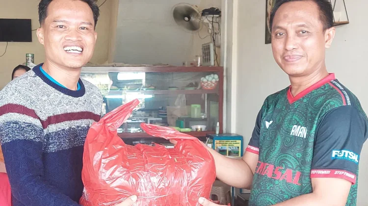 Anggota DPRD Kepri Aman Berikan Bantuan Jersey Volly Kepada Tim Volly Bukit Raya