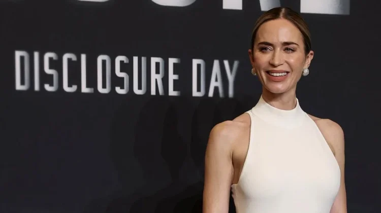 Emily Blunt Pilih Sentuhan Manusia