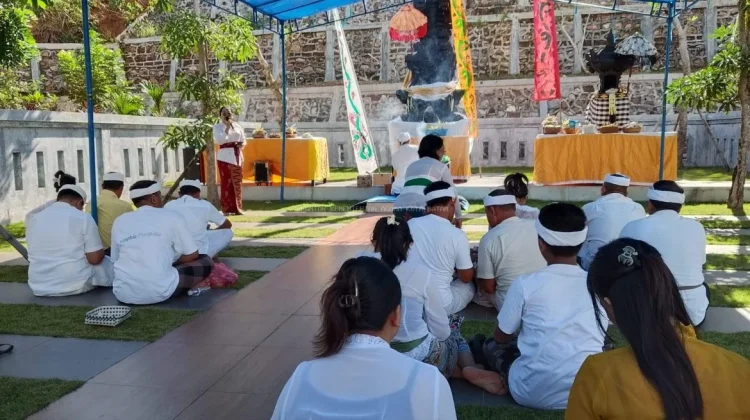 Penyuluh Kemenag Batam Sampaikan Dharma Wacana Hari Suci Galungan di Polda Kepri