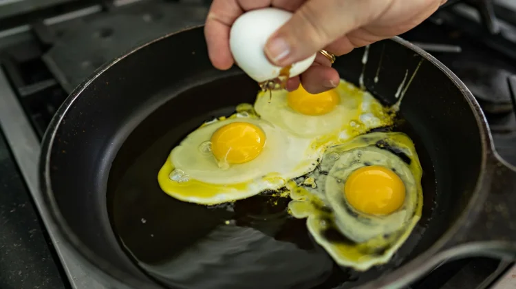 Mentega atau Minyak, Mana yang Lebih Baik untuk Menggoreng Telur?