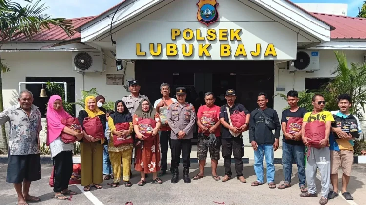 Polsek Lubuk Baja Bagikan 100 Paket Sembako untuk Warga Kurang Mampu