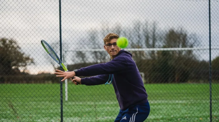 Cara Meningkatkan Akurasi Pukulan dalam Tenis Lapangan