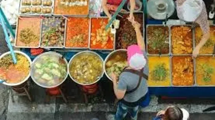 Waspadai Ragam Makanan Penyebab Tipes