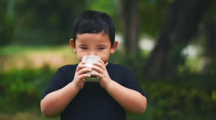 Penuhi Cairan saat Anak Mengalami Demam