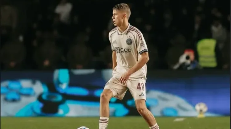 Newcastle Resmi Rekrut Sean Steur dari Ajax dengan Kontrak 5 Tahun
