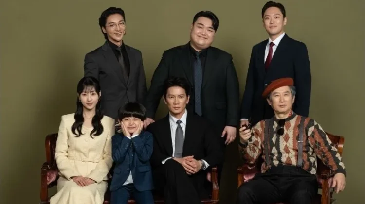 Ji Sung Tampil Kocak lewat Foto Keluarga Palsu di Drama Baru