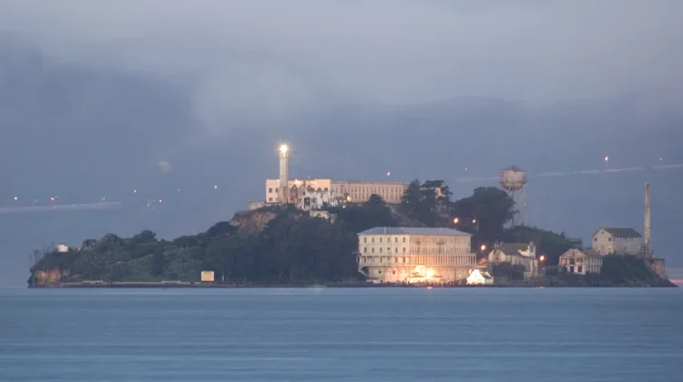 Kapal Berpenumpang 20 Orang Tenggelam di Dekat Alcatraz