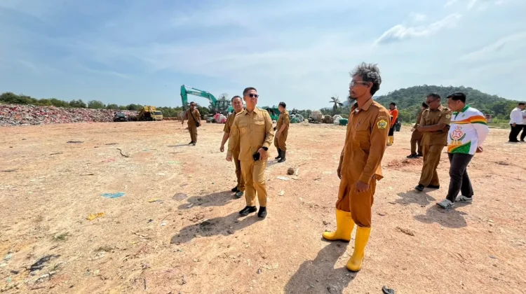 Bupati Karimun Tinjau Pengelolaan Sampah di TPA Sememal
