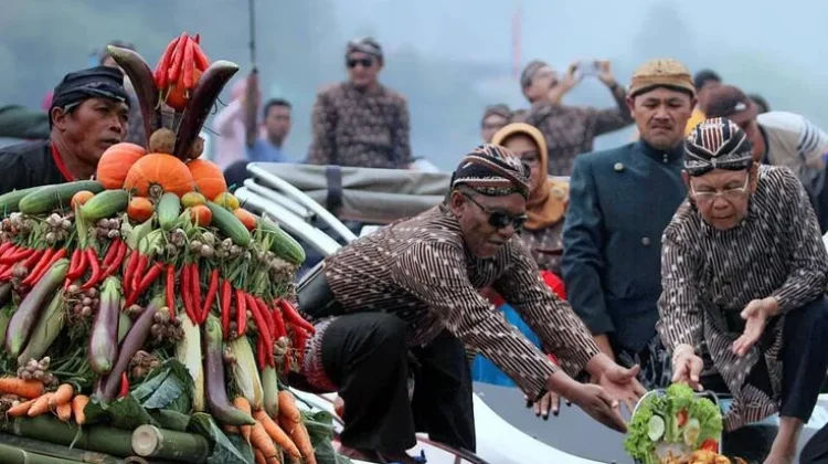 Larung Sesaji Telaga Sarangan, Wujud Syukur dan Pelestarian Budaya Lokal